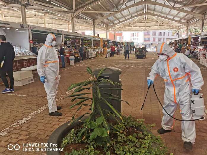 Imagen de archivo de labores de desinfección en el Mercado Municipal (Foto TA)